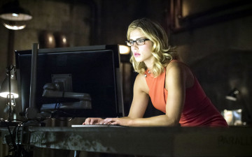 Картинка кино+фильмы arrow+ сериал felicity smoak emily bett rickards