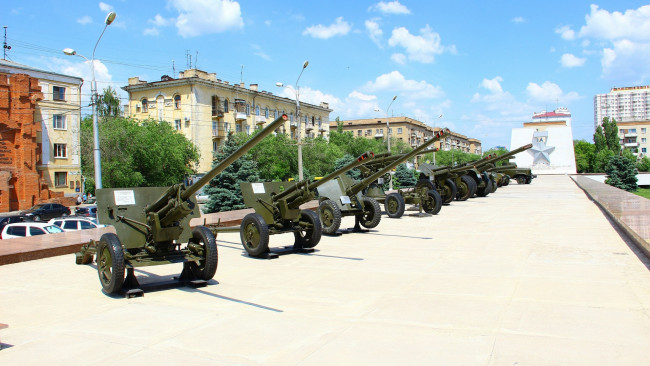 Обои картинки фото оружие, пушки, ракетницы, фонари, дома, облака