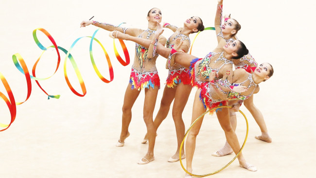 Обои картинки фото спорт, гимнастика, ленты, художественная, фон, взгляд, девушки