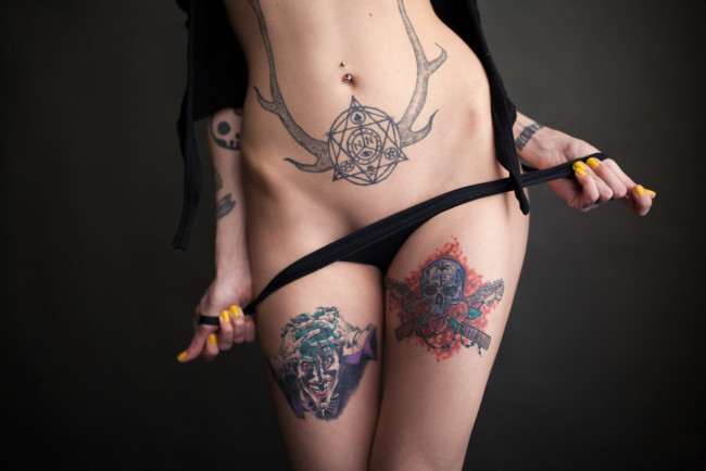 Обои картинки фото девушки, -unsort , женские прелести, тату, трусика, пирсинг