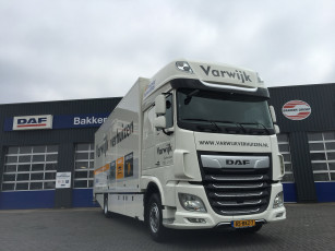 Картинка автомобили daf+ выставка улица грузовик тягач седельный