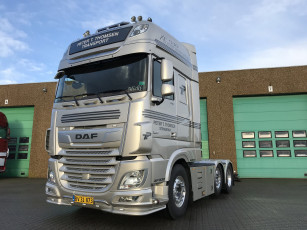 Картинка автомобили daf+ выставка улица седельный тягач грузовик