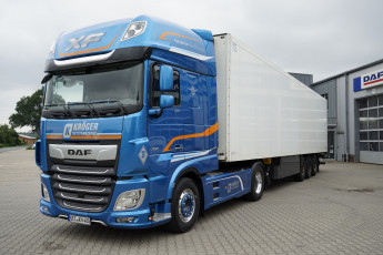 Картинка автомобили daf+ выставка улица грузовик седельный тягач