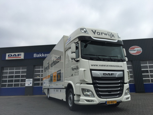 Обои картинки фото автомобили, daf , выставка, улица, грузовик, тягач, седельный