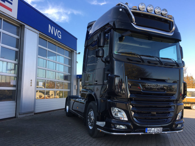 Обои картинки фото автомобили, daf , выставка, улица, седельный, тягач, грузовик