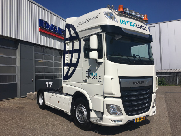 Обои картинки фото автомобили, daf , выставка, улица, седельный, тягач, грузовик