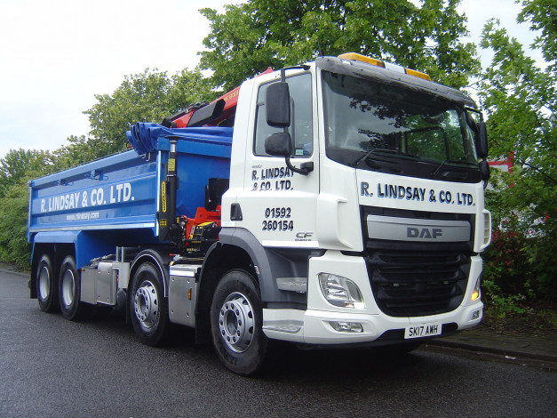 Обои картинки фото автомобили, daf , выставка, улица, тягач, грузовик, седельный