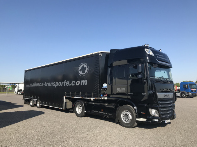 Обои картинки фото автомобили, daf , выставка, улица, тягач, седельный, грузовик