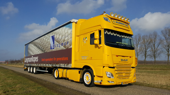 Обои картинки фото автомобили, daf , выставка, улица, тягач, седельный, грузовик