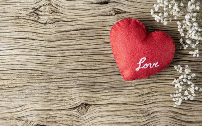 Обои картинки фото праздничные, день святого валентина,  сердечки,  любовь, wood, love, сердце, red, flowers, цветы, vintage, heart, beautiful, любовь, romantic