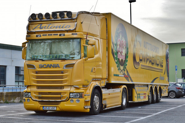 Обои картинки фото автомобили, scania , выставка, улица, тягач, седельный, грузовик