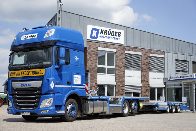 Обои картинки фото автомобили, daf , выставка, улица, тягач, седельный, грузовик