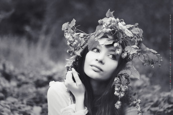 Картинка календари компьютерный+дизайн 2019 calendar боке женщина сидеть девушка цветы венок