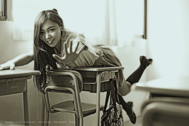 Обои картинки фото календари, компьютерный дизайн, 2019, calendar, лежать, мебель, стол, девушка, азиатка