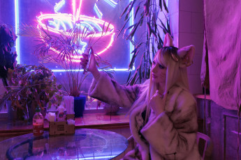 обоя девушки, - креатив,  косплей, блондинка, ушки, шуба, кафе, неон, телефон, mari, evans