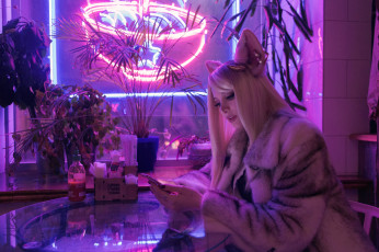 Картинка девушки -+креатив +косплей блондинка ушки шуба кафе неон телефон mari evans