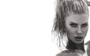 Картинка девушки charlotte+mckinney черно-белая лицо