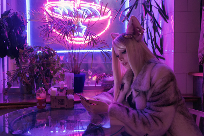 Обои картинки фото девушки, - креатив,  косплей, блондинка, ушки, шуба, кафе, неон, телефон, mari, evans