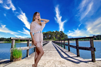 Картинка девушки dakota+pink мост блондинка