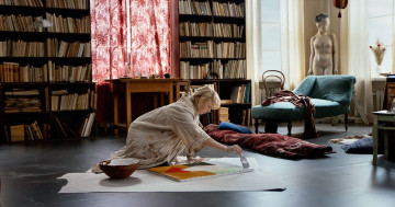 Картинка кино+фильмы tove женщина комната картина книги окна статуя