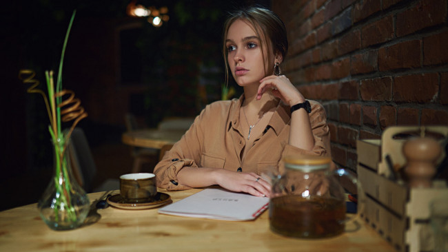 Обои картинки фото девушки, - брюнетки,  шатенки, кофе, шатенка, взгляд