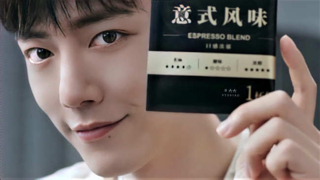 Обои картинки фото мужчины, xiao zhan, актер, лицо, пакетик