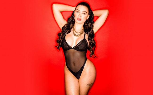 Обои картинки фото девушки, lana rhoades, бусы, боди, тату, поза