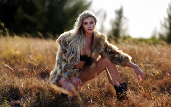 Обои картинки фото девушки, - блондинки,  светловолосые, трава, блондинка, полушубок