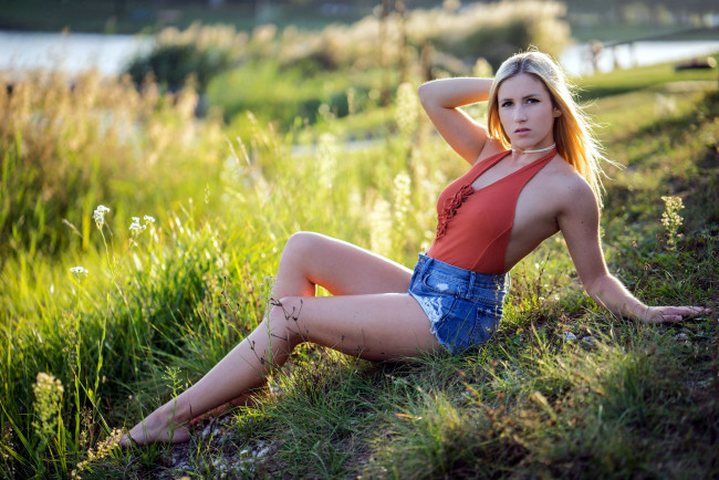 Обои картинки фото девушки, - рыжеволосые и разноцветные, трава, шорты, топ