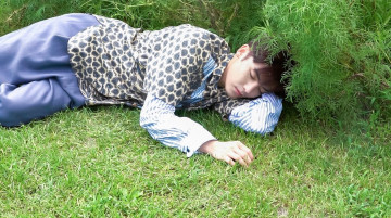 Картинка мужчины hou+ming+hao актер рубашка трава кусты