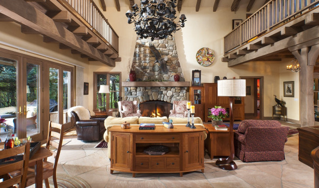 Обои картинки фото интерьер, гостиная, мягкий, уголок, камин, люстра