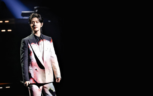 Обои картинки фото мужчины, xiao zhan, актер, костюм, микрофон, сцена