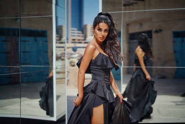 Обои картинки фото девушка - girl, девушки, - брюнетки,  шатенки, девушка, женщина, брюнетка, темноволосая, сексуальная, модель, звезда, позирует, разная, обувь, верхняя, стильная, одежда, нижнее, эротическое, бельё, трусы, лифчик, колготки, чулки, аксессуары, макияж, и, множество, элементов, на, фотографии