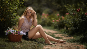 Картинка девушка+-+girl девушки -+блондинки +светловолосые девушка женщина блондинка светловолосая сексуальная модель звезда позирует разная обувь верхняя стильная одежда нижнее эротическое бельё трусы лифчик колготки чулки аксессуары макияж и множество элементов на фотографии