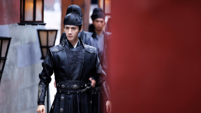 Обои картинки фото кино фильмы, follow your heart, люди, костюмы, стена, фонари