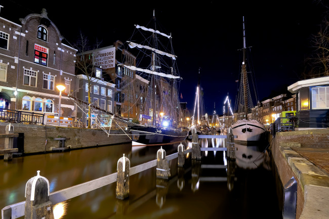 Обои картинки фото корабли, порты ,  причалы, корабль, канал, город