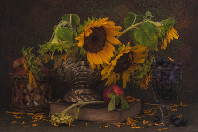 Обои картинки фото еда, натюрморт, персики, виноград, подсолнухи