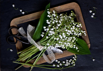 Картинка цветы ландыши ножницы черный фон лента рамка