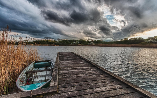 Обои картинки фото корабли, лодки,  шлюпки, причал, мост, лодка, небо, картинки, озеро