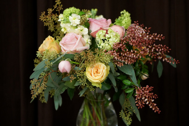 Обои картинки фото цветы, букеты,  композиции, черный, фон, разноцветные