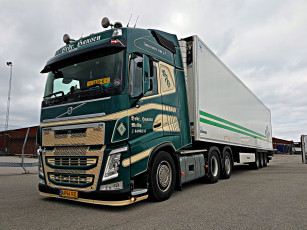 обоя volvo, автомобили, volvo trucks , выставка, улица, тягач, грузовик, седельный