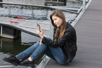 Картинка девушки mila+azul девушка улыбка причал фон