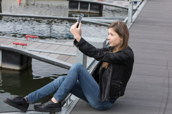 Картинка девушки mila+azul селфи причал фон девушка