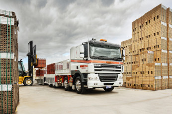 Картинка автомобили daf+ выставка улица грузовик седельный тягач