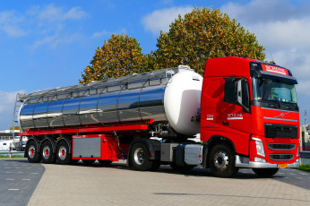 Картинка volvo автомобили volvo+trucks+ выставка улица грузовик седельный тягач