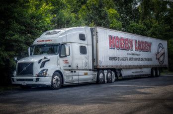 Картинка volvo автомобили volvo+trucks+ выставка улица седельный тягач грузовик