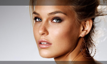 Картинка девушки bar+rafaeli веснушки серьги блондинка лицо модель