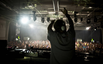 Картинка музыка -другое толпа дискотека наушники диджей