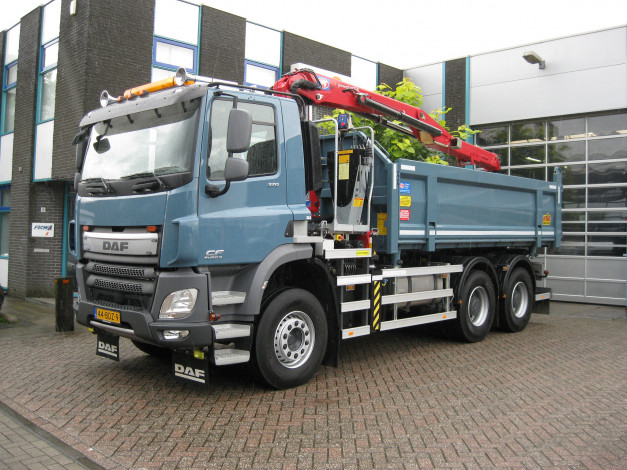 Обои картинки фото автомобили, daf , выставка, улица, грузовик, седельный, тягач