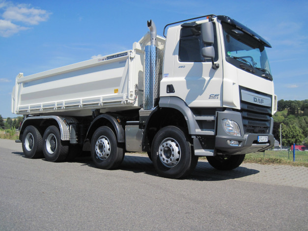 Обои картинки фото автомобили, daf , выставка, улица, грузовик, седельный, тягач